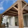 Pergola bioclimatique de style contemporain : mécanismes SUNDIY XL coloris beige sable et lames en bois Douglas